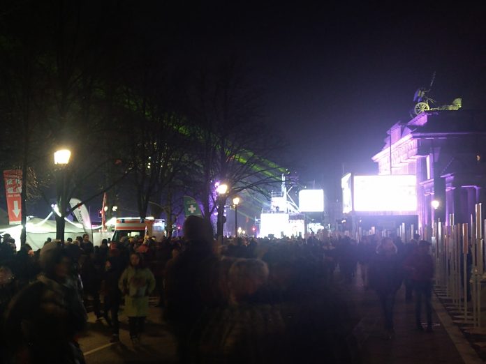 Respekt und Freiheit, Liebe, Frieden - der Grundtenor der Bilder und Plakate auf dem "Band der Freiheit" genannten Bilderwald entlang der ehemaligen Mauer zwischen Zimmerstraße und Moabit, hier am Brandenburger Tor, Westseite, am 9. November '24, 35 Jahre Mauerfall