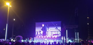 „Die größte Band der Welt“ spielte am 9. November 2024 am ehemaligen Mauerstreifen Bühne auf der Straße am Potsdamer Platz auf der einst verkehrsreichsten Kreuzung Europas, heute Potsdamer Platz/ Leipziger Platz im Zuge der Potsdamer Straße (Tiergarten, jetzt Mitte) und Leipziger Straße (Mitte). Aufgenommen von der Ebertstraße aus, Blick Richtung Stresemannstraße, Gabriele-Tergit Promenade und Linkstraße (von links nach rechts).