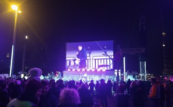 „Die größte Band der Welt“ spielte am 9. November 2024 am ehemaligen Mauerstreifen Bühne auf der Straße am Potsdamer Platz auf der einst verkehrsreichsten Kreuzung Europas, heute Potsdamer Platz/ Leipziger Platz im Zuge der Potsdamer Straße (Tiergarten, jetzt Mitte) und Leipziger Straße (Mitte). Aufgenommen von der Ebertstraße aus, Blick Richtung Stresemannstraße, Gabriele-Tergit Promenade und Linkstraße (von links nach rechts).