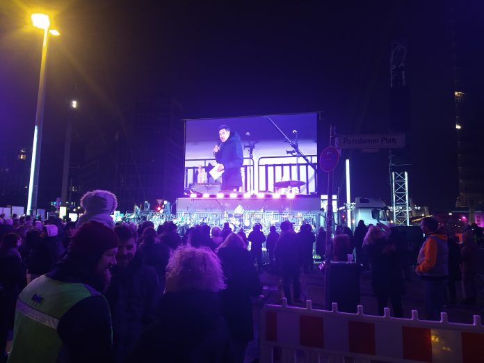 Bühne auf der Straße am Potsdamer Platz auf der einst verkehrsreichsten Kreuzung Europas, heute Potsdamer Platz/ Leipziger Platz im Zuge der Potsdamer Straße (Tiergarten, jetzt Mitte) und Leipziger Straße (Mitte). Aufgenommen von der Ebertstraße aus, Blick Richtung Stresemannstraße, Gabriele-Tergit Promenade und Linkstraße (von links nach rechts).