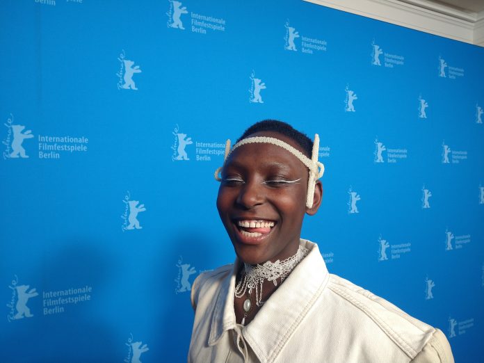 Aline Amike, die Hauptdarstellerin der Films im Berlinale-Forum "Minimals in a Titanic World" hat der Veröffentlichung diese Bildes ausdrücklich zugestimmt. Regisseur aus Kigali in Ruanda ist Philbert Aimé Mbabazi Sharangabo. Der Berlinale-Film Minimals in a Titanic World läuft in der Sektion Berlinale-Forum. Es ist das 55. Forum der 75. Berlinale