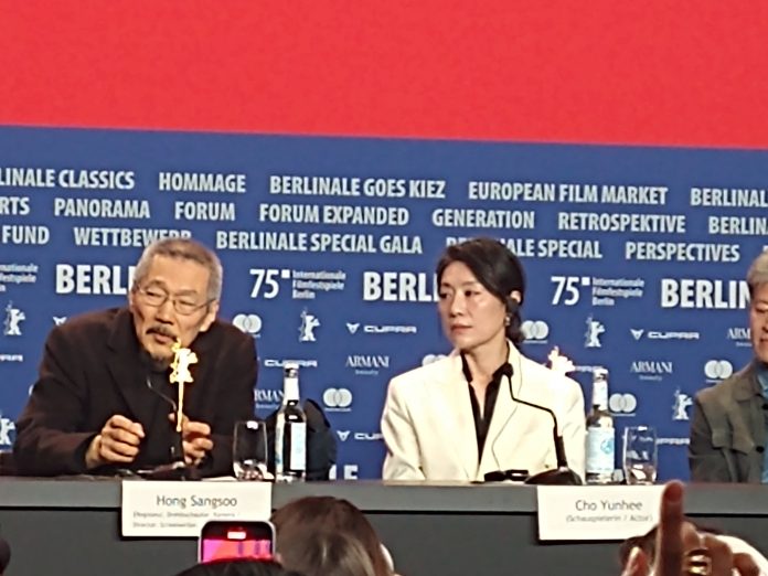 Der koreanische Beitrag im Wettbewerb der Berlinale 2025 What Does that Nature SAY to You? von Regisseur Hong Sangsoo mit der Schauspielerin Cho Yunhee, die die Mutter und Ehefrau spielt