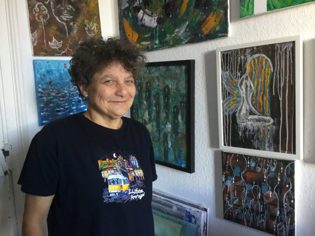 Paula Lima in ihrem Atelier. © Foto/ BU: Marianne H.-Stars, Ort und Datum der Aufnahme: Leipzig, 18.8.2025