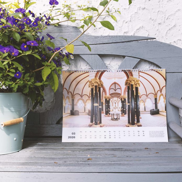 Das Blatt für den Monat März im Wandkalender mit Spiralbindung und dem Titel "Kulturelles Erbe in Rheinland-Pfalz 2026". © GDKE, Foto: Elisa Fischer, BU: STefan Pribnow