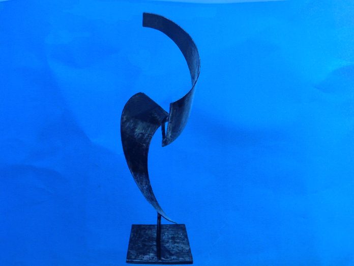 Eine Stahlplastik von Verena Croon. Ausstellung im Rahmen der 17. Tage des offenen Ateliers Steglltz-Zehlendorf am 8. und 9. November '25 (2025) in der FRISIERKUNST Wilskistraße 34 in Zehlendort