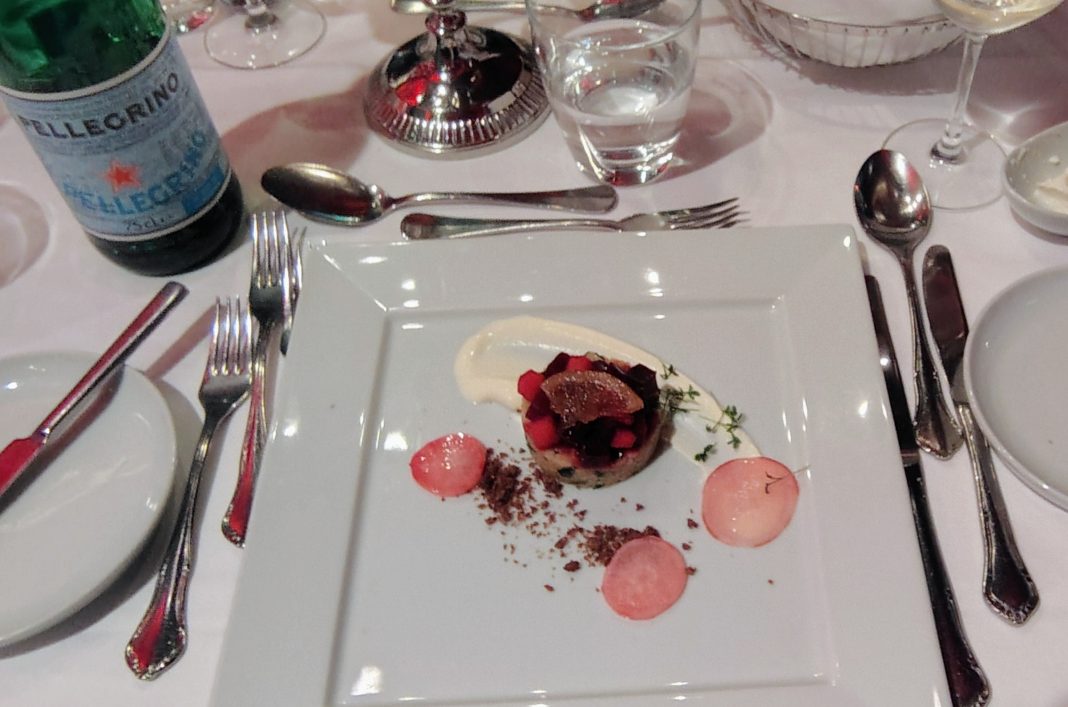 Vorspeise im Spiegelzelt, Palazzo Berlin 2025/26 © Münzenberg Medien, Foto/ BU: Stefan Pribnow, Ort und Datum der Aufnahme: Berlin, 6.11.2025