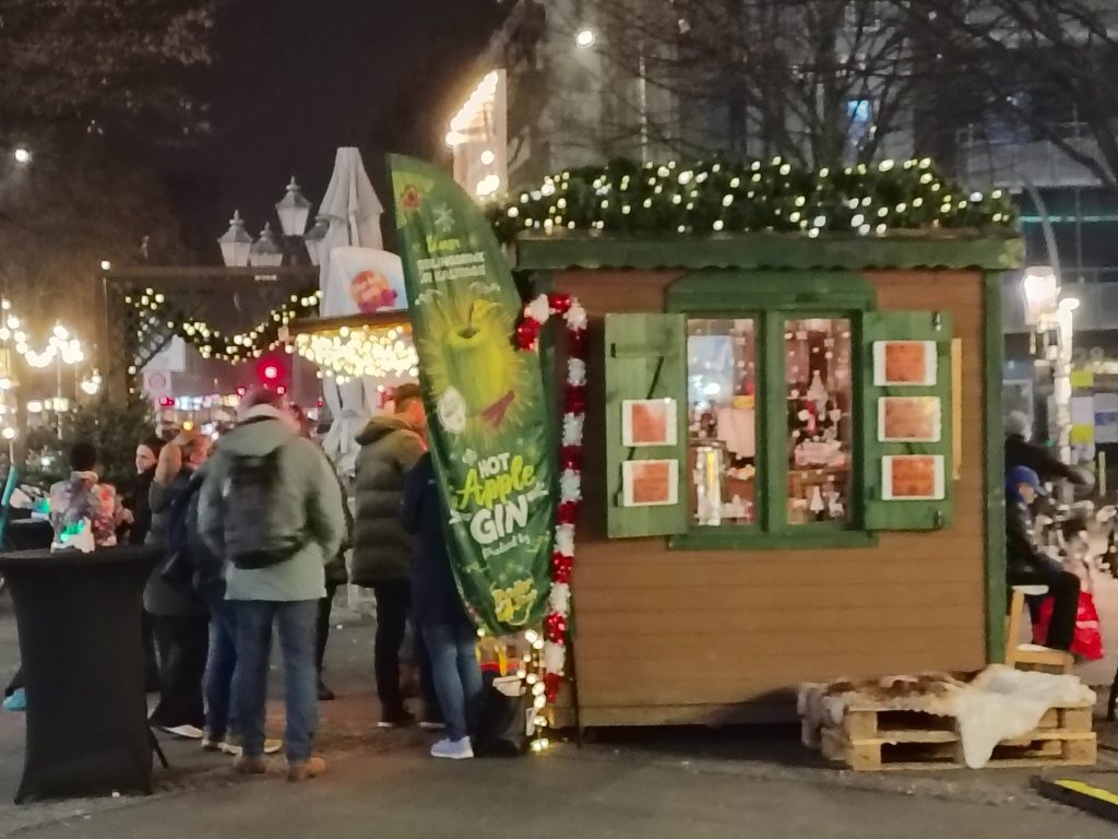 Glühweinbude in der Wilmersdorfer Straße in Berlin-Charlottenburg im Dezember 2025, In der Fußgängerzone nahe Schillerstraße.