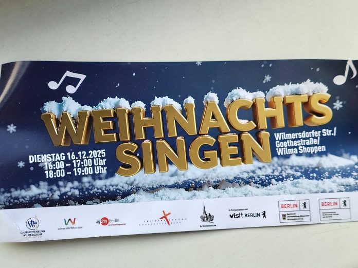 Weihnachtssingen in der Wilmersdorfer Straße in Berlin-Charlottenburg im Dezember 2025, ein FLYER oder Handzettel. Auf der Rückseite steht: Bezirksbürgermeisterin Kirstin Bauch sing mit! Außerdem ist da so ein hässlicher Code abgedruckt, der einen in Netz gehen lässt. Um Liedertexte zu finden.