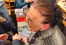 Ein Buch wie sanfter Regen des Wissens oder Manna für ein wissenshungriges Volk – Magda von Garrel: „Mensch als Beute. Gespräche über elitäre Transformationsprojekte“. Ein dialogisches Sachbuch Die Berlinerin Magda von Garrel mit ihrem Buch - einer Neuerscheinung 2025 - "Mensch als Beute. Gespräche über elitäre Transformationsprojekte. Dialogisches Sachbuch" aus dem Ovalmedia-Verlag Robert Cibis bei einer Berliner Lesung im November '25.