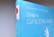 Greenland 2 – weißes Traumziel im Norden? Fortsetzung des spannenden Endzeitthrillers: Der Film bindet uns einen Eisbären aus Grönland auf. Seit 8.1. im Kino Umschlag des Buches "This is Greenland '99" der Regierung / Government of Greenland als Illustration zum Film Greenland 2 von Ric Roman Waugh, Darsteller/ Schauspieler: John Garrity (Gerard Butler), Allison Garrity (Morena Baccarin), Sohn Nathan Garrity (Roman Griffin Davis). Im Verleih Tobis-Film. Bundesweiter Kinostart 8. Januar '26 (2026).