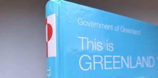 Greenland 2 – weißes Traumziel im Norden? Fortsetzung des spannenden Endzeitthrillers: Der Film bindet uns einen Eisbären aus Grönland auf. Seit 8.1. im Kino Umschlag des Buches "This is Greenland '99" der Regierung / Government of Greenland als Illustration zum Film Greenland 2 von Ric Roman Waugh, Darsteller/ Schauspieler: John Garrity (Gerard Butler), Allison Garrity (Morena Baccarin), Sohn Nathan Garrity (Roman Griffin Davis). Im Verleih Tobis-Film. Bundesweiter Kinostart 8. Januar '26 (2026).