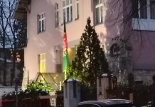 „Frauen und Roboterbauen – Mädchen gar? Aus Afghanistan? … und die wollen zu Olympia?“ Sie haben sogar eine Medaille geholt! Eine wahre Geschichte. Der Film „Die Schule des Mutes“ („Rule Breakers“) ist ab 29.1. im Kino Flagge Afghanistans vor der afghanischen Botschaft in Berlin, aus diesem Land (Afghanistan) kam das Team aus Mädchen, das mehrfach bei dem internationalen Robotik-Wettbewerb, einer Art Roboter-Olympia bzw. Olympiade, teilnahm und zwar ziemlich erfolgreich.