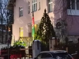 „Frauen und Roboterbauen – Mädchen gar? Aus Afghanistan? … und die wollen zu Olympia?“ Sie haben sogar eine Medaille geholt! Eine wahre Geschichte. Der Film „Die Schule des Mutes“ („Rule Breakers“) ist ab 29.1. im Kino Flagge Afghanistans vor der afghanischen Botschaft in Berlin, aus diesem Land (Afghanistan) kam das Team aus Mädchen, das mehrfach bei dem internationalen Robotik-Wettbewerb, einer Art Roboter-Olympia bzw. Olympiade, teilnahm und zwar ziemlich erfolgreich.