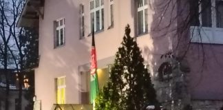 „Frauen und Roboterbauen – Mädchen gar? Aus Afghanistan? … und die wollen zu Olympia?“ Sie haben sogar eine Medaille geholt! Eine wahre Geschichte. Der Film „Die Schule des Mutes“ („Rule Breakers“) ist ab 29.1. im Kino Flagge Afghanistans vor der afghanischen Botschaft in Berlin, aus diesem Land (Afghanistan) kam das Team aus Mädchen, das mehrfach bei dem internationalen Robotik-Wettbewerb, einer Art Roboter-Olympia bzw. Olympiade, teilnahm und zwar ziemlich erfolgreich.