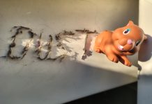 Visuell OPULENT! Der neue Spielfilm DUST BUNNY ist ein dunkles Märchen von einem jungen Mädchen, das Mads Mikkelsen bittet, das Monster zu finden DUST BUNNY ist kein Spielzeug, das man unter dem Bett vergessen hat, sondern ein englisches Wort für Staubflusen, hier buchstäblich und gegenständlich und bildlich festgehalten. Es ist auch der Titel eines Spielfilms, der am 19.2.2026 bundesweit ins Kino kommt (Filmstart 19. Februar '26)