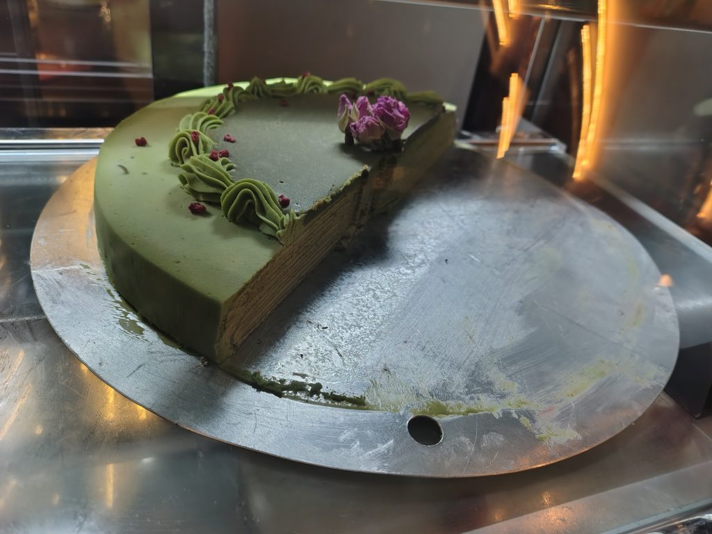 Eine halbe Torte im Café Flower Invavu. Hier finden sich Kuchen ohne Milch, aber mit Sahne und asiatischen Zutaten, die, angefangen mit Kokusnuß und vietnamesischer Süßkartoffel, seltener bei deutschen Bäckern und Cafés zu finden sind. Das neue Café ist auch ein Veranstaltungsort für Live-Konzerte.