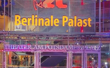 „Wer hat Angst vor gelben Briefen?“ „Und wenn sie kommen?“ „Dann laufen wir!“ Der Film GELBE BRIEFE von Ilker Çatak gewinnt ‘26 nicht nur den Goldenen Bären, sondern kommt bald auch noch ins Kino! Der Regisseur, Ilker Catak (Ilker Çatak), Hauptdarstellerin Özgü Namal, und Hauptdarsteller Herr Tansu Biçer (in GELBE BRIEFE in der Rolle des "Aziz") auf dem Roten Teppich vor dem Berlinale-Palast (Theater am Potsdamer Platz) nach der Vergabe des Hauptpreises der Internationalen Filmfestspiele Berlin, Frau Özgü Namal hält den Goldenen Bären gut sichtbar vor ihrem weißen Kleid.
