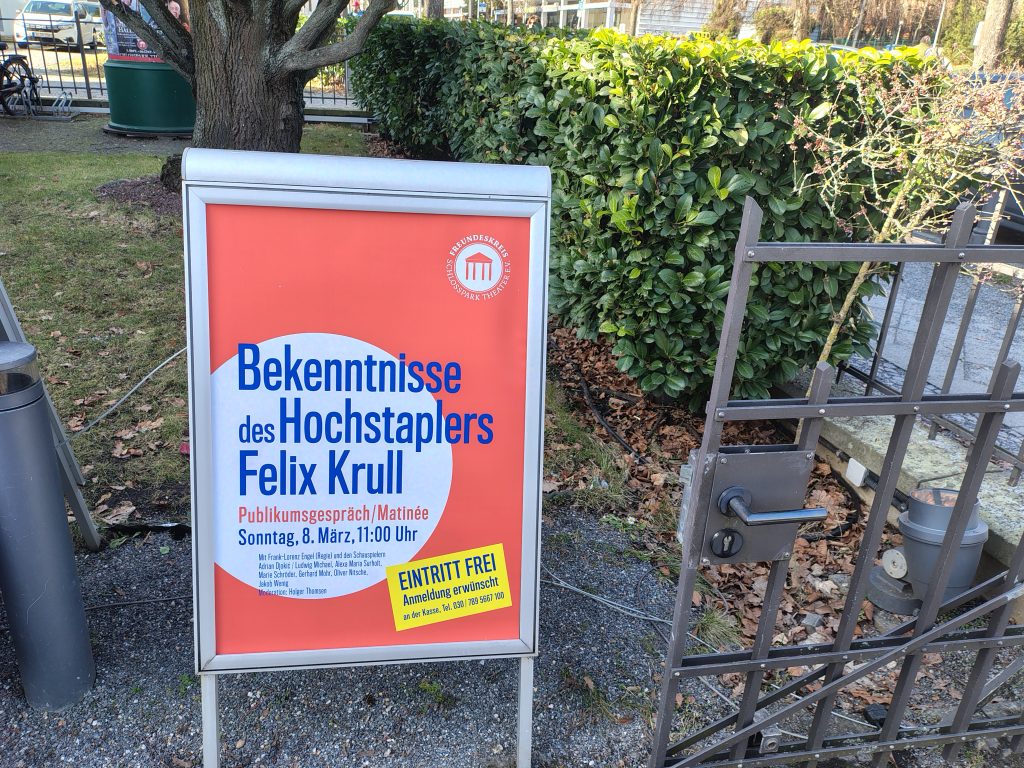 Aufsteller im Vorgarten des Schloßparktheaters: In einer Matinée findet ein Publikumsgespräch statt mit Franz-Lorenz Engel (Regie) im wunderbaren Schloßpark-Theater in Berlin-Steglitz zu Bekenntnisse des Hochstaplers Felix Krull nach dem Roman von Thomas Mann. Der Eintritt ist frei.