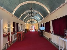 Engels Bekenntnisse. Publikumsgespräch am 8.3.’26 im Schloßpark-Theater in Steglitz Schloßpark-Theater in Berlin Steglitz, Innenansicht des Korridors von der Kasse aus gesehen.