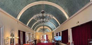 Engels Bekenntnisse. Publikumsgespräch am 8.3.’26 im Schloßpark-Theater in Steglitz Schloßpark-Theater in Berlin Steglitz, Innenansicht des Korridors von der Kasse aus gesehen.