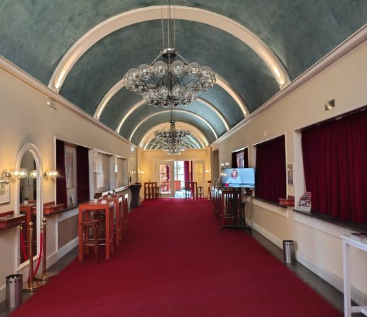 Engels Bekenntnisse. Publikumsgespräch am 8.3.’26 im Schloßpark-Theater in Steglitz Schloßpark-Theater in Berlin Steglitz, Innenansicht des Korridors von der Kasse aus gesehen.