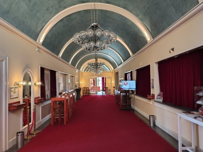 IMG_20260227_142031947_HDRCOPYRIGHT_BY_Andreas_Hagemoser_Aufnahmedatum_27ter_Februar_26-ort_Berlin Schloßpark-Theater in Berlin Steglitz, Innenansicht des Korridors von der Kasse aus gesehen.