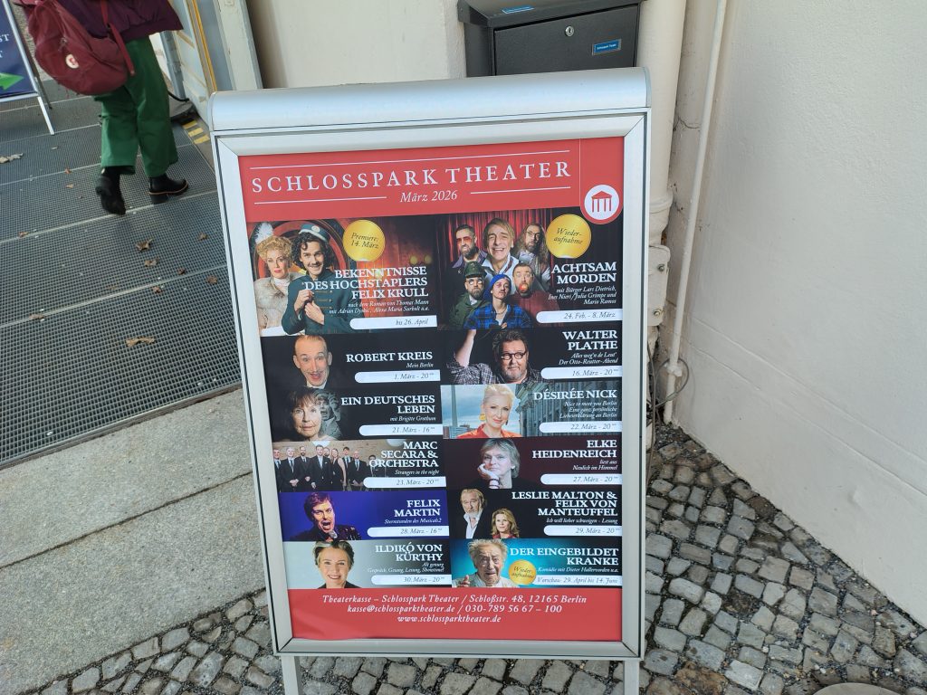 Aufsteller vor dem Schloßparktheater mit dem aktuellem Theaterprogramm. In einer Matinée findet am 8.3.'26 ein Publikumsgespräch mit Franz-Lorenz Engel (Regie) im wunderbaren Schloßpark-Theater in Berlin-Steglitz statt zu Bekenntnisse des Hochstaplers Felix Krull nach dem Roman von Thomas Mann. Der Eintritt ist frei.