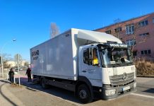 Grüne Woche auf dem Flughafen Tempelhof. 4000 Tonnen für 100 Jahre: Gewichtiges Jubiläumsgeschenk für alle Mit Lastwagen wie diesem und Speditionen wie dieser wurde das Jubiläumsgeschenk zur Grünen Woche, Grüne Woche '26 - an den Mann gebracht. 100 Jahre IGW 2026. 4000 Tonnen Kartoffeln standen bzw. lagen südlich Leipzig bereit. Nicht alle konnten nach Berlin transportiert werden, da Sponsoren fehlten für diese Menge. Aud eine Palette passten 800 kg etwa.