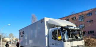 Grüne Woche auf dem Flughafen Tempelhof. 4000 Tonnen für 100 Jahre: Gewichtiges Jubiläumsgeschenk für alle Mit Lastwagen wie diesem und Speditionen wie dieser wurde das Jubiläumsgeschenk zur Grünen Woche, Grüne Woche '26 - an den Mann gebracht. 100 Jahre IGW 2026. 4000 Tonnen Kartoffeln standen bzw. lagen südlich Leipzig bereit. Nicht alle konnten nach Berlin transportiert werden, da Sponsoren fehlten für diese Menge. Aud eine Palette passten 800 kg etwa.