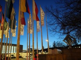 Jubiläums-ITB 60 Jahre vorbei, César Manrique bleibt. In Berlin Letzter Tag der Jubiläums-ITB: César Manrique von der Kanaren-Insel Lanzarote schuf dieses bewegliche Kunstwerk (Mobile?). Es steht nicht auf einer spanischen / kanarischen Insel, da sitzen auch keine Kanarienvögel darauf, es steht auf dem Hammarskjöldplatz am Nordeingang des Berliner Messegeländes (Messe Berlin) vor Halle 19, im Vordergrund rechts das Denkmal für Dag Hammarskjöld