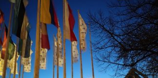 Jubiläums-ITB 60 Jahre vorbei, César Manrique bleibt. In Berlin Letzter Tag der Jubiläums-ITB: César Manrique von der Kanaren-Insel Lanzarote schuf dieses bewegliche Kunstwerk (Mobile?). Es steht nicht auf einer spanischen / kanarischen Insel, da sitzen auch keine Kanarienvögel darauf, es steht auf dem Hammarskjöldplatz am Nordeingang des Berliner Messegeländes (Messe Berlin) vor Halle 19, im Vordergrund rechts das Denkmal für Dag Hammarskjöld