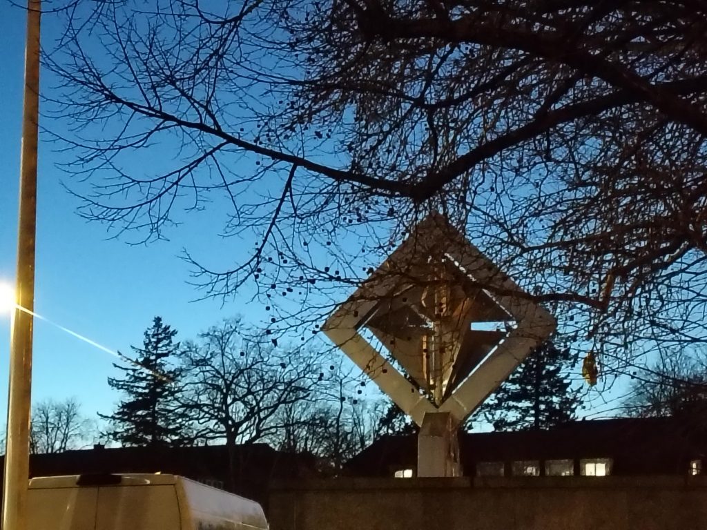 César Manrique von der Kanaren-Insel Lanzarote schuf dieses bewegliche Kunstwerk (Mobile?). Es steht nicht auf einer spanischen / kanarischen Insel, da sitzen auch keine Kanarienvögel darauf, es steht auf dem Hammarskjöldplatz am Nordeingang des Berliner Messegeländes (Messe Berlin) vor Halle 19, im Vordergrund rechts das Denkmal für Dag Hammarskjöld