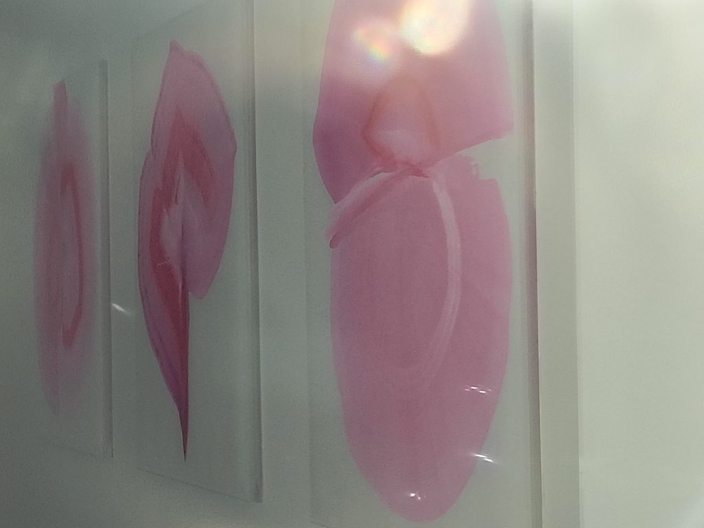 Ausstellung Chromatic Silence bzw. Chromatische Stille. Bilder von MAY CARRO CABALEIRO in der Galerie Anna Probst in der Uhlandstraße 145 in Berlin-Wilmersdorf (Ku'damm-nah)- 24.4.'26. Am 13. und 14.3. Teil des Galerierundgangs "Charlottenwalk".