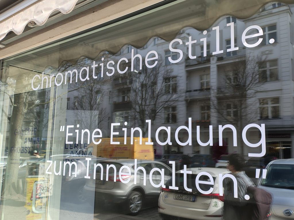 Ausstellung Chromatic Silence bzw. Chromatische Stille. Bilder von MAY Carro Cabaleiro in der Galerie Anna Probst in der Uhlandstraße 145 in Berlin-Wilmersdorf (Ku'damm-nah), am 13. und 14. auf dem Galerierundgang Charlottenwalk.
