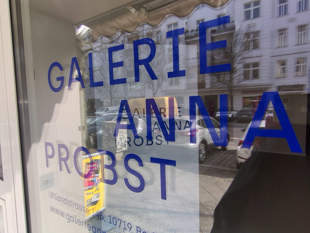 Ausstellung Chromatic Silence bzw. Chromatische Stille. Bilder von MAY CARRO CABALEIRO in der Galerie Anna Probst in der Uhlandstraße 145 in Berlin-Wilmersdorf (Ku'damm-nah)- 24.4.'26.