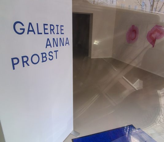 Chromatische Stille. MAY CARRO CABALEIRO in der Galerie Anna Probst in Berlin-Wilmersdorf und beim „Charlottenwalk“ Mitte März Ausstellung Chromatic Silence bzw. Chromatische Stille. Bilder von MAY CARRO CABALEIRO in der Galerie Anna Probst in der Uhlandstraße 145 in Berlin-Wilmersdorf (Ku'damm-nah)- 24.4.'26. Am 13. und 14.3. Teil des Galerierundgangs "Charlottenwalk".