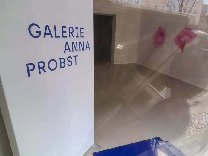 Ausstellung Chromatic Silence bzw. Chromatische Stille. Bilder von MAY CARRO CABALEIRO in der Galerie Anna Probst in der Uhlandstraße 145 in Berlin-Wilmersdorf (Ku'damm-nah)- 24.4.'26. Am 13. und 14.3. Teil des Galerierundgangs "Charlottenwalk".