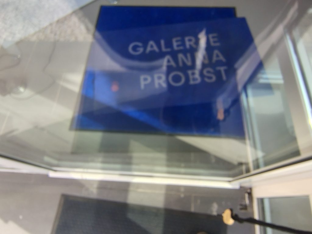 Ausstellung Chromatic Silence bzw. Chromatische Stille. Bilder von MAY CARRO CABALEIRO in der Galerie Anna Probst in der Uhlandstraße 145 in Berlin-Wilmersdorf (Ku'damm-nah)- 24.4.'26. Am 13. und 14.3. Teil des Galerierundgangs "Charlottenwalk".