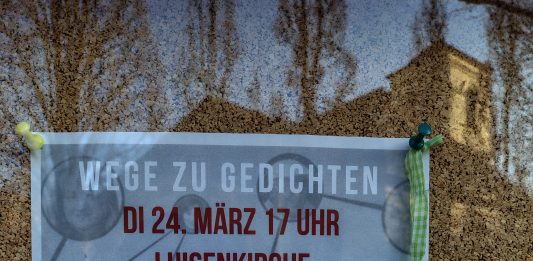 Wege zu Gedichten. In der Luisenkirche Charlottenburg am 24.3. Plakat: "Wege zu Gedichten". Lesekreis mit Improvisationen. Jack Day und Thomas Wohlfahrt. Dienstag, 24. März '26 um 17 Uhr in der Luisenkirche in Berlin-Charlottenburg