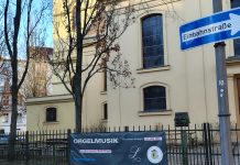 Orgelmusik an der neuen Reil-Orgel in der Luisenkirche Berlin- Charlottenburg: donnerstags um 12:30 Uhr, Eintritt frei Plakat am Zaun der Luisenkirche auf dem Gierkeplatz in Berlin -Charlottenburg: Orgelmusik an der neuen Reil-Orgel immer donnerstags um 12:30 Uhr, Eintritt frei