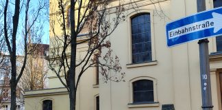 Orgelmusik an der neuen Reil-Orgel in der Luisenkirche Berlin- Charlottenburg: donnerstags um 12:30 Uhr, Eintritt frei Plakat am Zaun der Luisenkirche auf dem Gierkeplatz in Berlin -Charlottenburg: Orgelmusik an der neuen Reil-Orgel immer donnerstags um 12:30 Uhr, Eintritt frei