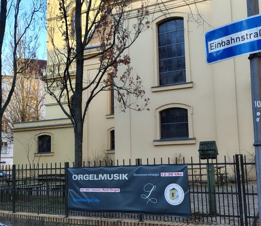 Orgelmusik an der neuen Reil-Orgel in der Luisenkirche Berlin- Charlottenburg: donnerstags um 12:30 Uhr, Eintritt frei Plakat am Zaun der Luisenkirche auf dem Gierkeplatz in Berlin -Charlottenburg: Orgelmusik an der neuen Reil-Orgel immer donnerstags um 12:30 Uhr, Eintritt frei