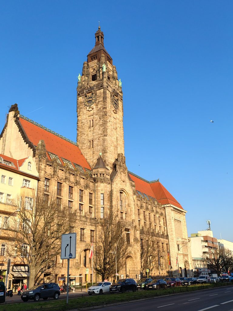 Tauben über dem Rathaus Charlottenburg im Wintersonnenschein
