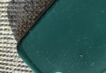 Jason Statham auf einer einsamen Insel der Hebriden – Shelter HANDY mit Kamera bzw. Kameras, cell Phone, im Film Jason Statham - Shelter, einem Spielfilm, der ab 26.3.'26 bundesweit im Kino sein wird (2026).