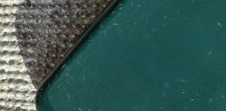 Jason Statham auf einer einsamen Insel der Hebriden – Shelter HANDY mit Kamera bzw. Kameras, cell Phone, im Film Jason Statham - Shelter, einem Spielfilm, der ab 26.3.'26 bundesweit im Kino sein wird (2026).