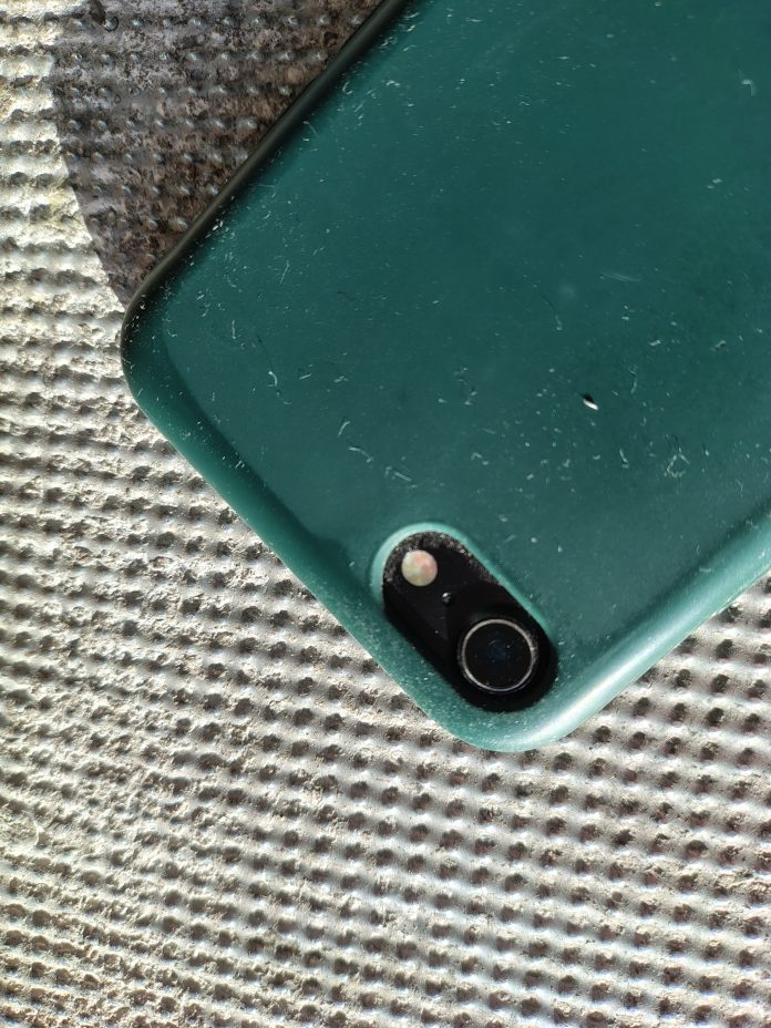 HANDY mit Kamera bzw. Kameras, cell Phone, im Film Jason Statham - Shelter, einem Spielfilm, der ab 26.3.'26 bundesweit im Kino sein wird (2026).