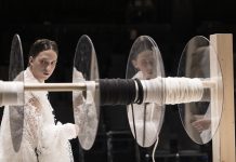 Sprache und Denken, Wahrheit und Klarheit in einer Welt der Ware und des Spektakels – Der „Kaspar“ von Peter Handke im Akademietheater in München