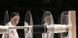 Sprache und Denken, Wahrheit und Klarheit in einer Welt der Ware und des Spektakels – Der „Kaspar“ von Peter Handke im Akademietheater in München