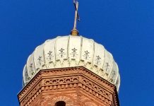 Glockenspiel St. Peter und Paul Nikolskoe – wer hätte das gedacht? Turmspitze der Kirche St. Peter und Paul Nikolskoe an der Havel in Zehlendorf, Ortsteil Wannsee im Südwesten Berlins, also West-Berlins. Aufgenommen von Westen in der frühen Frühlingsabendsonne.
