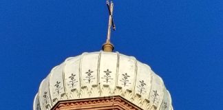 Glockenspiel St. Peter und Paul Nikolskoe – wer hätte das gedacht? Turmspitze der Kirche St. Peter und Paul Nikolskoe an der Havel in Zehlendorf, Ortsteil Wannsee im Südwesten Berlins, also West-Berlins. Aufgenommen von Westen in der frühen Frühlingsabendsonne. Im Turm hängt ein Glockenspiel mit 28 Glocken aus dem Jahr 1985 (2 Jahre vor der 750-Jahr-Feier einweiht am 1. Advent). dass z.B. einen Osterausflug wert ist.